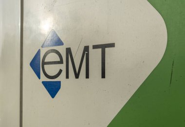 Palma de Mallorca, İspanya; 11 Eylül 2023: Palma de Mallorca, EMT belediye taşıma şirketinin logosunun yakın çekimi. Mallorca Adası, İspanya