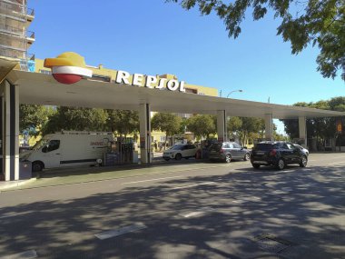 Palma de Mallorca, İspanya; 27 Eylül 2023: Trafikle güneşli bir günde Palma de Mallorca Bulvarı 'ndaki Repsol benzin istasyonu. Ehliyet sorunu olan benzin istasyonu ve muhtemel iş kapatma