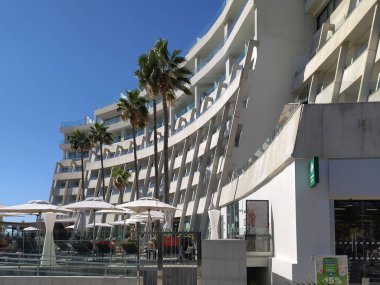 Palma de Mallorca, İspanya; 27 Eylül 2023: Turistlerin güneşlendiği Fontanellas Playa otelinin ön cephesi. Palma de Mallorca Plajı, İspanya