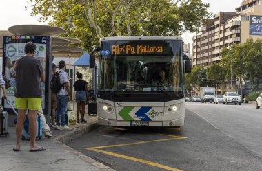 Palma de Mallorca, İspanya; 11 Eylül 2023: EMT, Palma de Mallorca, İspanya 'nın otobüs durağı.