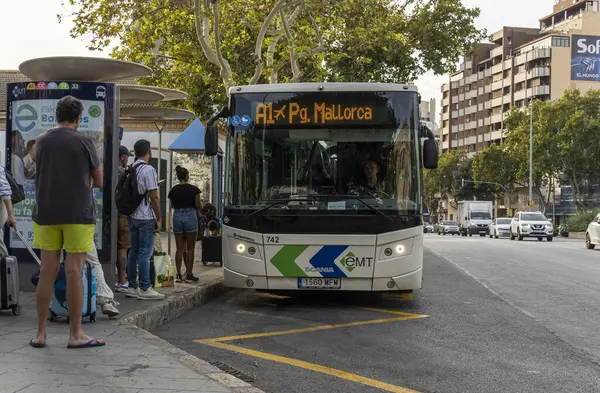 Пальма Майорка Испания Сентября 2023 Автобусная Остановка Пассажирами Ожидающими Автобус Лицензионные Стоковые Изображения