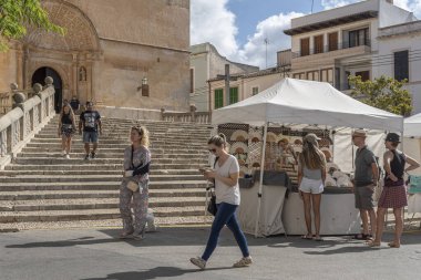 Felanitx, İspanya; Ekim 08: 2023: Mallorcan 'ın tarihi kenti Felanitx' te pazar günü haftalık sokak pazarı. İspanya