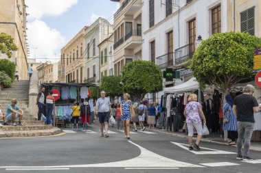 Felanitx, İspanya; Ekim 08: 2023: Mallorcan 'ın tarihi kenti Felanitx' te pazar günü haftalık sokak pazarı. İspanya