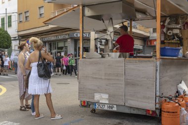 Felanitx, İspanya; Ekim 08: 2023: Mallorcan 'ın tarihi kenti Felanitx' te pazar günü haftalık sokak pazarı. İspanya