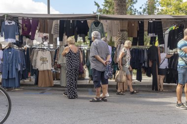 Felanitx, İspanya; Ekim 08: 2023: Mallorcan 'ın tarihi kenti Felanitx' te pazar günü haftalık sokak pazarı. İspanya