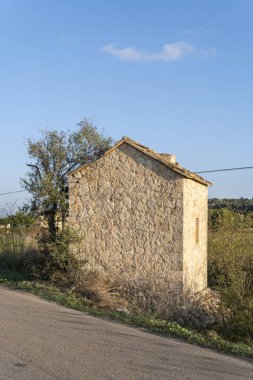 Gün doğumunda Mallorca adasının içinde terk edilmiş küçük bir kır evi. İspanya