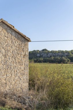 Gün doğumunda Mallorca adasının içinde terk edilmiş küçük bir kır evi. İspanya