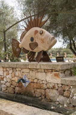 Felanitx, İspanya, Ekim 06: Son Menut tarım ve binicilik okulu, İspanya 'nın Felanitx kentinde. Metal bir balık heykeli.