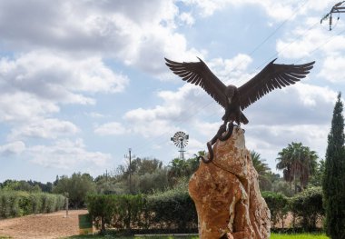 Felanitx, İspanya, Ekim 06: Son Menut tarım ve binicilik okulu, İspanya 'nın Felanitx kentinde. Bir kartalın metal heykeli