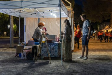 Felanitx, İspanya; 21 Ekim 2023: Majorcan kasabası Felanitx, İspanya 'da yıllık kırmızı biber fuarı. Geceleri müşterilerle yerel ürünler satan sokak tezgahları