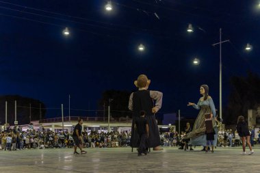 Felanitx, İspanya; 21 Ekim 2023: Majorcan kasabası Felanitx, İspanya 'da yıllık kırmızı biber fuarı. Geceleri dans eden Mallorca folklorunun dev heykelleri.