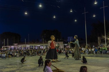 Felanitx, İspanya; 21 Ekim 2023: Majorcan kasabası Felanitx, İspanya 'da yıllık kırmızı biber fuarı. Geceleri dans eden Mallorca folklorunun dev heykelleri.