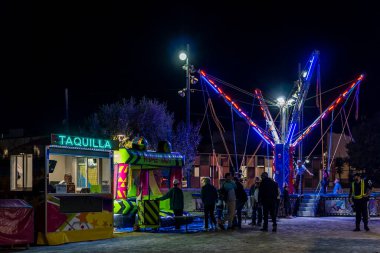 Felanitx, İspanya; 21 Ekim 2023: Majorcan kasabası Felanitx, İspanya 'da yıllık kırmızı biber fuarı. Geceleri müşterilerle yerel ürünler satan sokak tezgahları