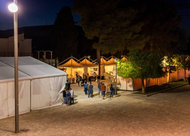 Felanitx, İspanya; 21 Ekim 2023: Majorcan kasabası Felanitx, İspanya 'da yıllık kırmızı biber fuarı. Geceleri müşterilerle yerel ürünler satan sokak tezgahları