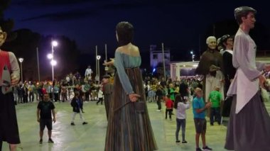 Felanitx, İspanya; 21 Ekim 2023: Majorcan kasabası Felanitx, İspanya 'da yıllık kırmızı biber fuarı. Geceleri dans eden Mallorca folklorunun dev heykelleri.