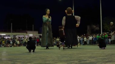 Felanitx, İspanya; 21 Ekim 2023: Majorcan kasabası Felanitx, İspanya 'da yıllık kırmızı biber fuarı. Geceleri dans eden Mallorca folklorunun dev heykelleri.