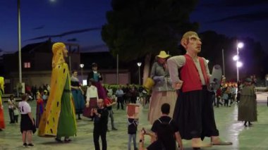 Felanitx, İspanya; 21 Ekim 2023: Majorcan kasabası Felanitx, İspanya 'da yıllık kırmızı biber fuarı. Geceleri dans eden Mallorca folklorunun dev heykelleri.