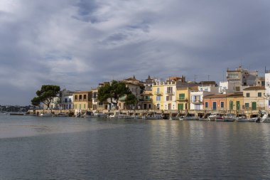 Portocolom, İspanya; Kasım 06 2023: Portocolom ve ünlü tekne iskelesinin manzarası, bir sonbahar günü gün doğumunda. Mallorca Adası, İspanya