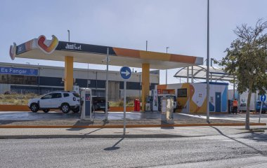 Felanitx, İspanya; Kasım 05 2023: İspanya 'nın Felanitx kentindeki çok uluslu Just Fuel şirketinin düşük maliyetli benzin istasyonu