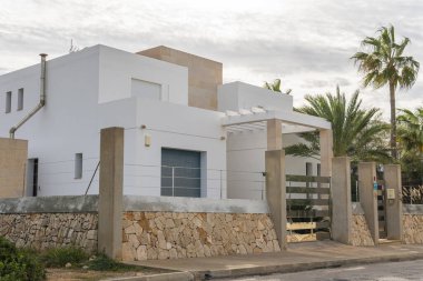 Portocolom, İspanya; Kasım 06 2023: İspanya 'nın Portocolom kentindeki lüks bir evin genel görünümü