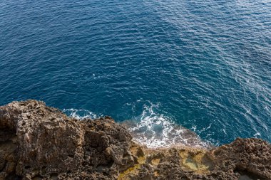 İspanya 'nın Portocolom kentinin kayalık kıyılarının havadan görünüşü