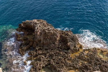 İspanya 'nın Portocolom kentinin kayalık kıyılarının havadan görünüşü