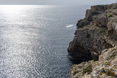 İspanya 'nın Portocolom kentinin kayalık kıyılarının havadan görünüşü