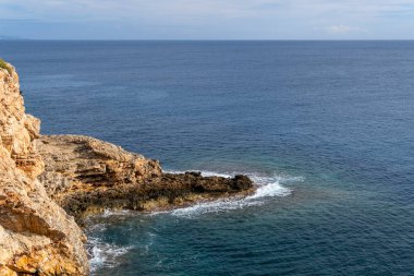 İspanya 'nın Portocolom kentinin kayalık kıyılarının havadan görünüşü