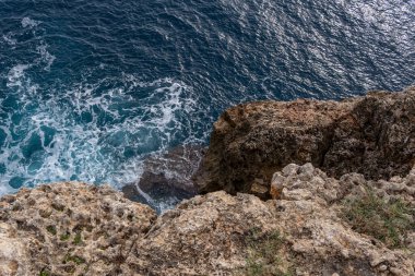 İspanya 'nın Portocolom kentinin kayalık kıyılarının havadan görünüşü
