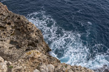 İspanya 'nın Portocolom kentinin kayalık kıyılarının havadan görünüşü