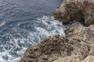 İspanya 'nın Portocolom kentinin kayalık kıyılarının havadan görünüşü