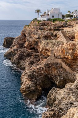 Portocolom, İspanya; Kasım 06 2023: İspanya 'nın Portocolom kentindeki lüks bir evin genel görünümü