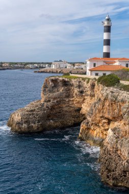 Büyük Portocolom kasabasının deniz fenerinin genel manzarası, bir sonbahar gününün şafağında. İspanya