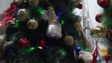 Gece parıldayan süslü bir Noel ağacının yakın çekimi. Kavramsal Noel videosu