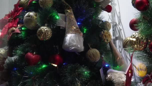 Κοντινό Πλάνο Ενός Διακοσμημένου Χριστουγεννιάτικου Δέντρου Που Λάμπει Νύχτα Έννοια — Αρχείο Βίντεο