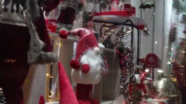 Campos, İspanya; Kasım 12, 2023: Geceleyin parlayan süslü bir Noel ağacının yakın çekimi. Kavramsal Noel videosu