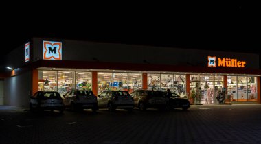 Campos, İspanya; Kasım 12, 2023: Uluslararası bir süpermarket zinciri Muller 'in gece ön cephesi. Campos, Mallorca Adası, İspanya