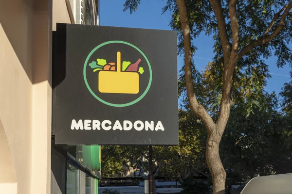 Manacor, İspanya; 13 Kasım 2023: İspanyol zinciri Mercadona 'nın bir süpermarketinin cephesi. Manacor, Mallorca Adası, İspanya