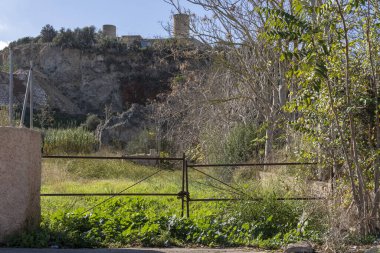 Mallorcan 'ın Felanitx kasabasındaki eski değirmenlerin genel manzarası, güneşli bir sabah. İspanya