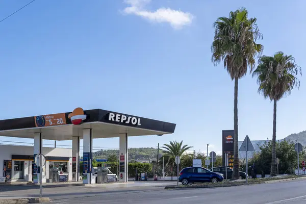 Felanitx, İspanya; Kasım 19 2023: Güneşli bir sabahta İspanyol çokuluslu Repsol şirketinin bir benzin istasyonunun genel görünümü. Felanitx, Mallorca Adası, İspanya