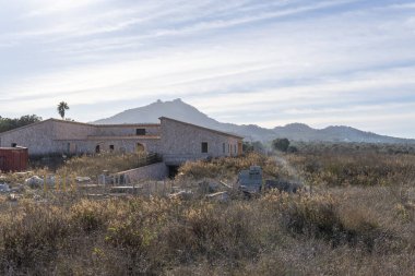 Güneşli bir sabahta Mallorca adasının iç kısımlarında inşaat halindeki lüks kır evi. İspanya