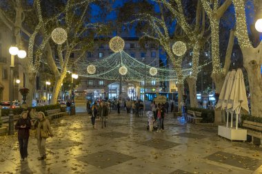 Palma de Mallorca, İspanya; 12 Aralık 2023: Geceleri Majorcan Palma de Mallorca şehrinin sokaklarının Noel dekoratif ışıklandırması. İspanya