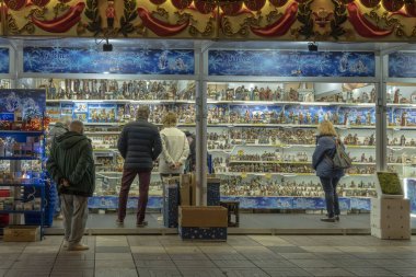 Palma de Mallorca, İspanya; 12 Aralık 2023: Geceleyin Palma de Mallorca 'daki Noel sokak pazarında müşterileri eşyalar ile birlikte doğum sahnesi heykelcikleri satan tezgahlar. İspanya