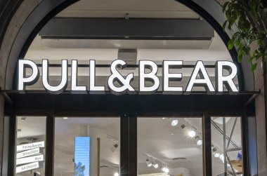 Palma de Mallorca, İspanya; 12 Aralık 2023: Geceleri uluslararası Çek ve Ayı zincirinin moda ve aksesuarlarını satan bir mağazanın ön cephesi. Palma de Mallorca, İspanya