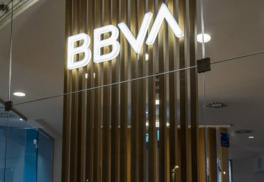 Palma de Mallorca, İspanya; 12 Aralık 2023: İspanya 'nın Bilbao Vizcaya Argentaria bankasının parlak logosunun geceleri yakın çekimi. Palma de Mallorca, İspanya