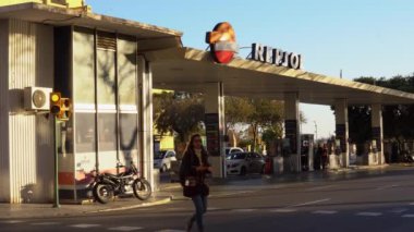 Palma de Mallorca, İspanya; 19 Aralık 2023: İspanya 'nın Palma de Mallorca kentinde gün batımında Repsol adlı çok uluslu şirketin bir benzin istasyonunun genel görünümü