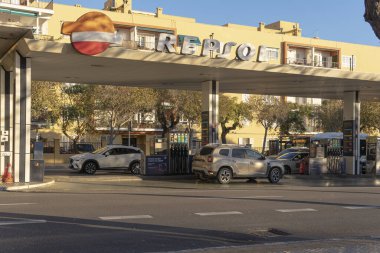 Palma de Mallorca, İspanya; 19 Aralık 2023: İspanya 'nın Palma de Mallorca kentinde gün batımında Repsol adlı çok uluslu şirketin bir benzin istasyonunun genel görünümü
