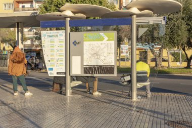 Palma de Mallorca, İspanya; 19 Aralık 2023: Kamu taşımacılığı şirketi EMT 'nin otobüs durağı. Palma de Mallorca, İspanya