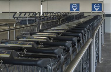 Manacor, İspanya; Ocak 02 2024: Uluslararası süpermarket zinciri Lidl 'den metal süpermarket alışveriş arabaları. Manacor, Mallorca Adası, İspanya