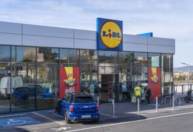 Manacor, İspanya; Ocak 02 2024: Uluslararası zincir Lidl 'in bir süpermarketinin ön cephesi, güneşli bir günde, İspanya' nın Manacor kentinde
